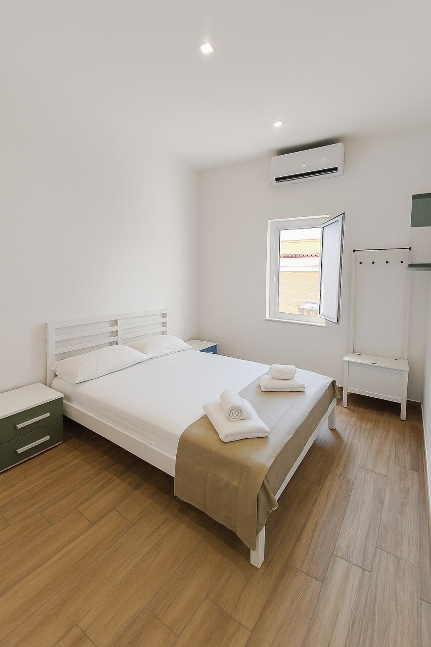 Camera da letto con letto matrimoniale e aria condizionata