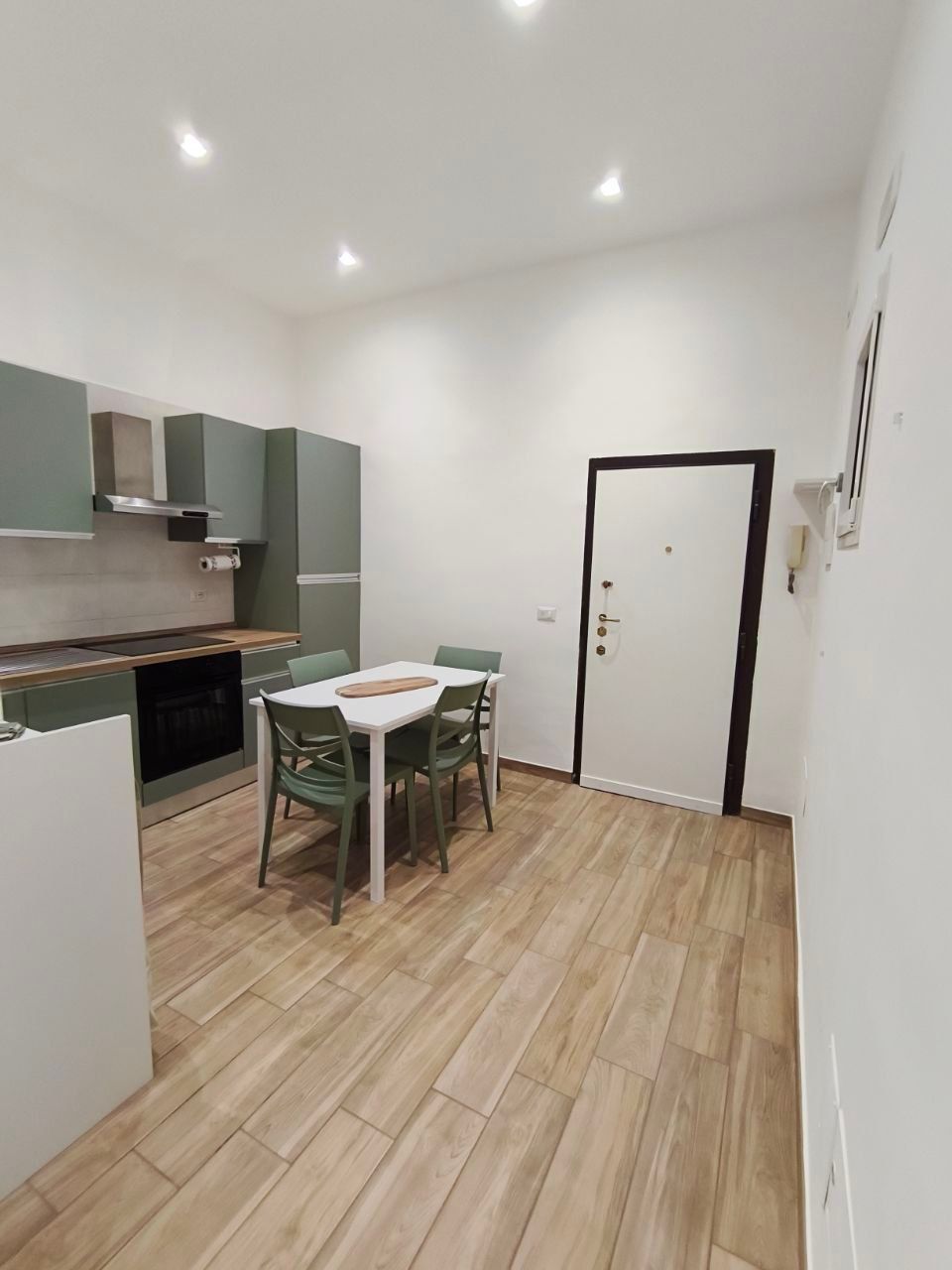 Ingresso con cucina e porta blindata